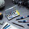 Derwent Tinted Charcoal Paint Set 12 ks, efektové akvarelové barvy s unikátním uhlovým základem